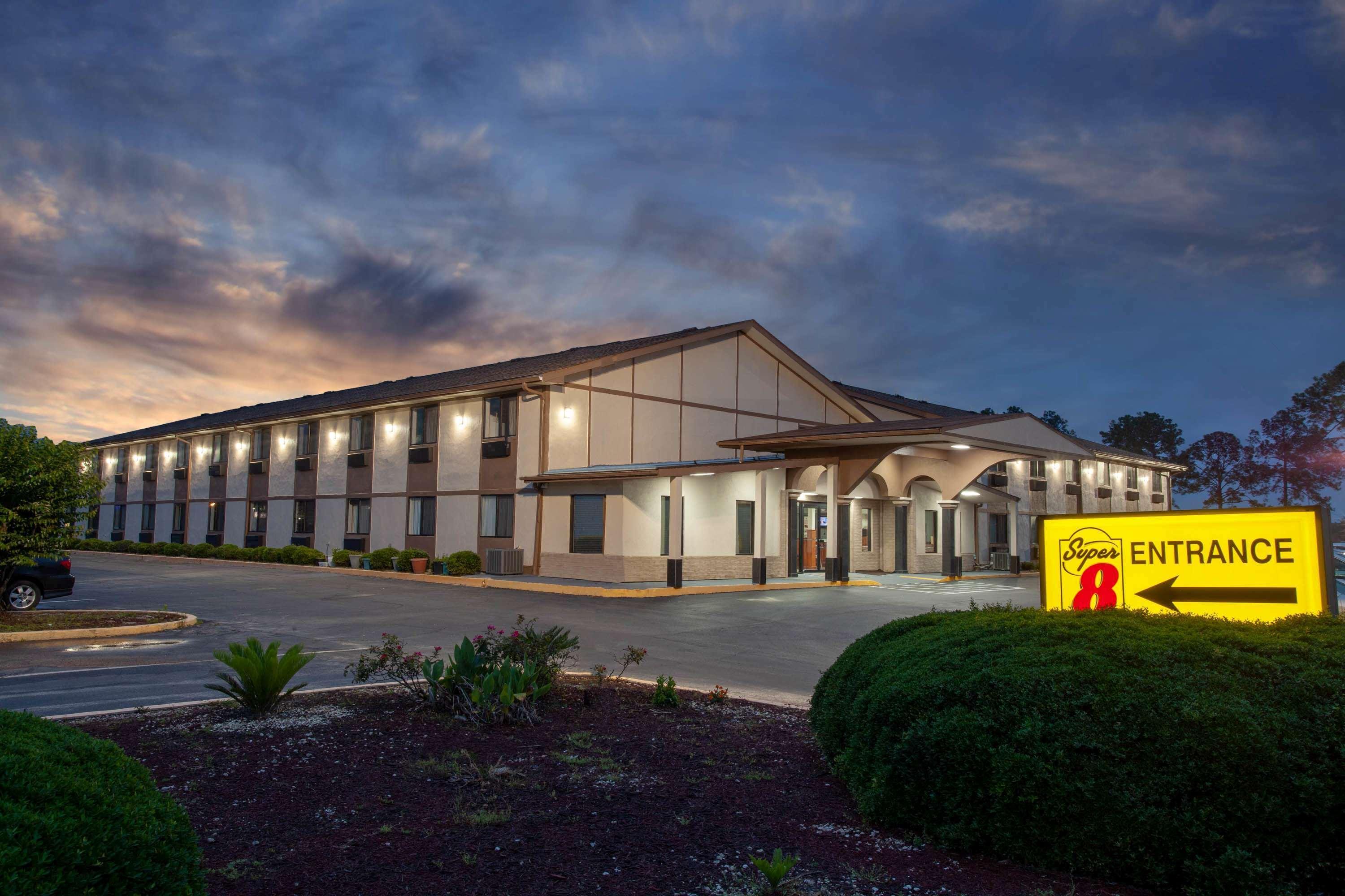 Super 8 By Wyndham Waycross Ga Motel Екстериор снимка