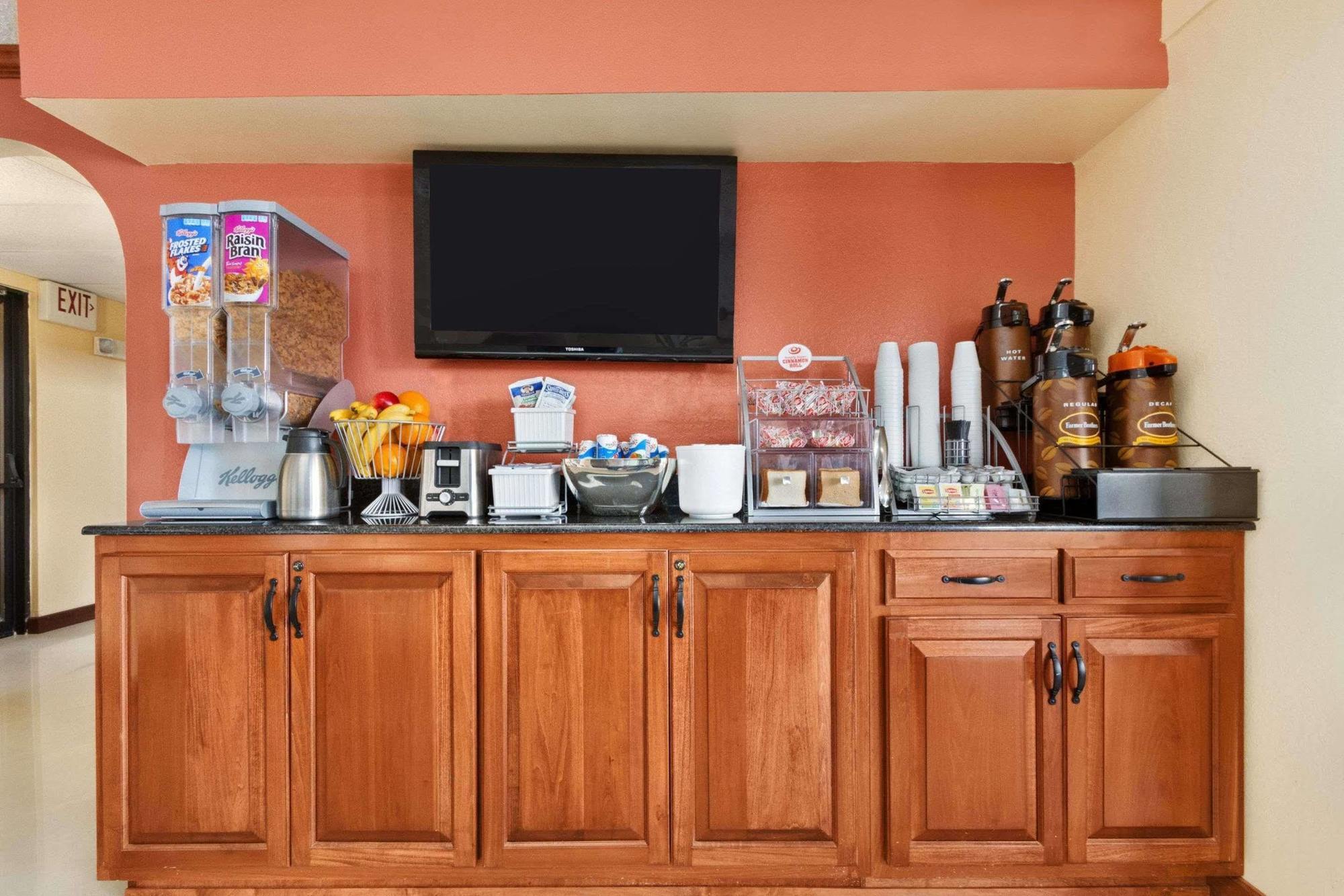 Super 8 By Wyndham Waycross Ga Motel Екстериор снимка